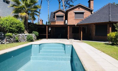 Casa en venta 4 dormitorios. Piscina . Paradas - Playa Mansa.
