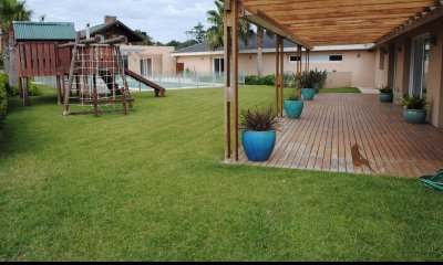 Casa frente al mar en venta, 6 dormitorios. Nueva. Primera fila . Mansa Punta del Este