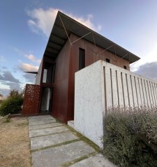 Casa en venta y alquiler temporal de 3 suites y dependencia de servicio  - Punta Piedras