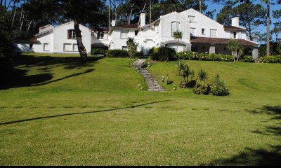 Gran casa con importante superficie para desarrollo en Punta del Este.