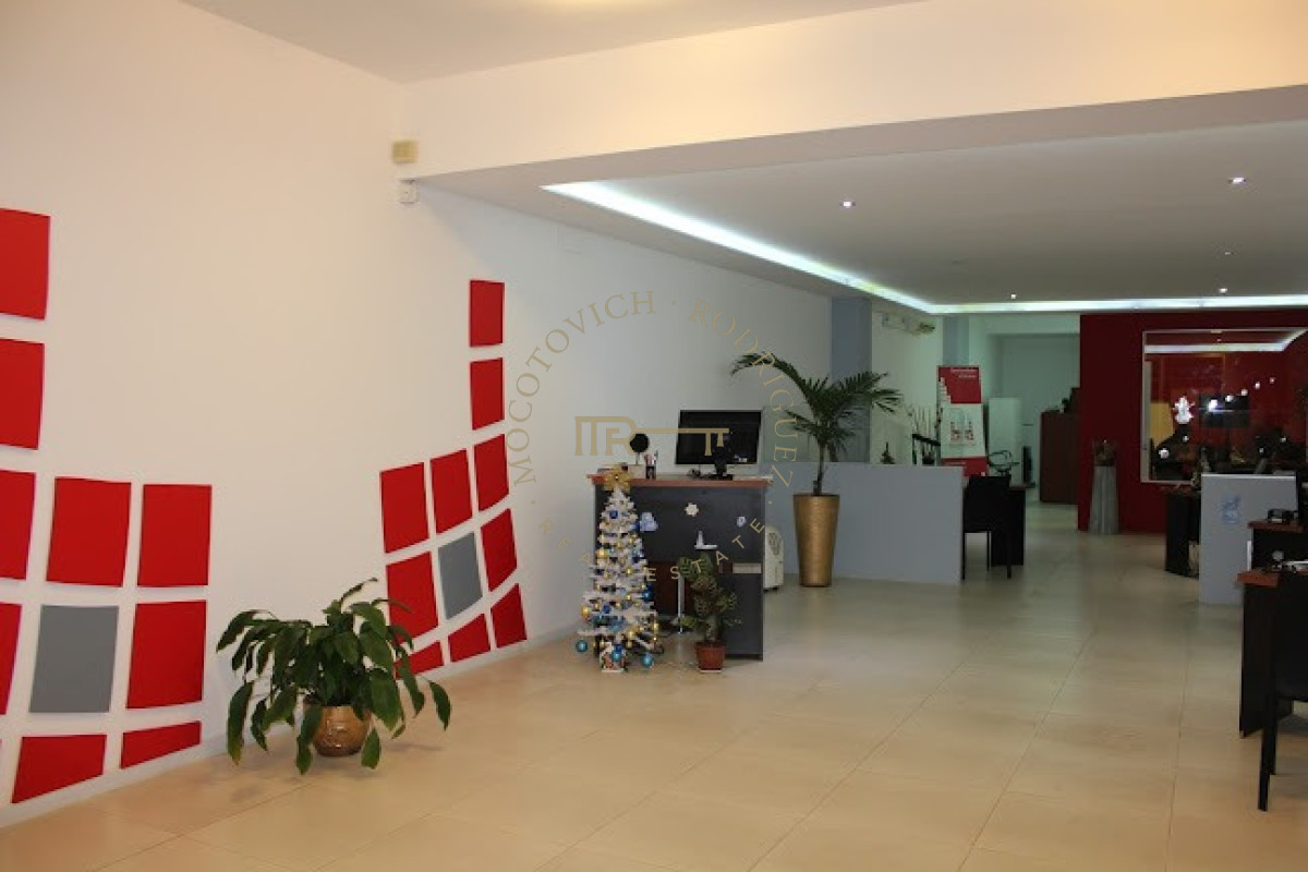 Local Comercial ID.2534 - Local en península en muy buen estado en alquiler, de 100 metros. Punta del Este 