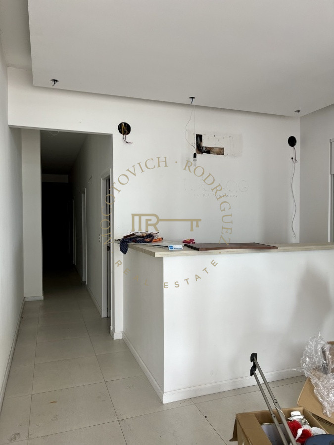 Local Comercial ID.558 - Local en venta ideal  oficinas consultorios  - Península Punta del Este