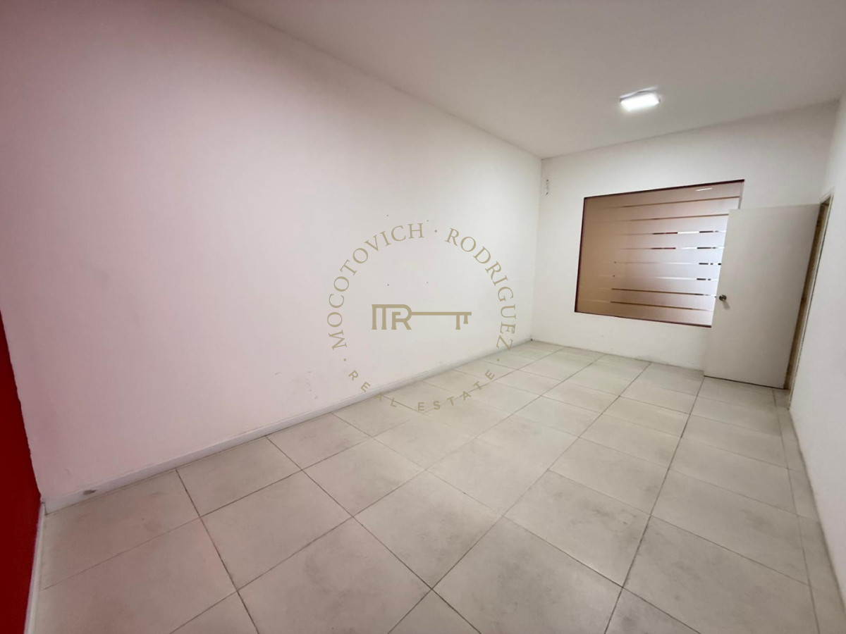 Local Comercial ID.2534 - Local en península en muy buen estado en alquiler, de 100 metros. Punta del Este 