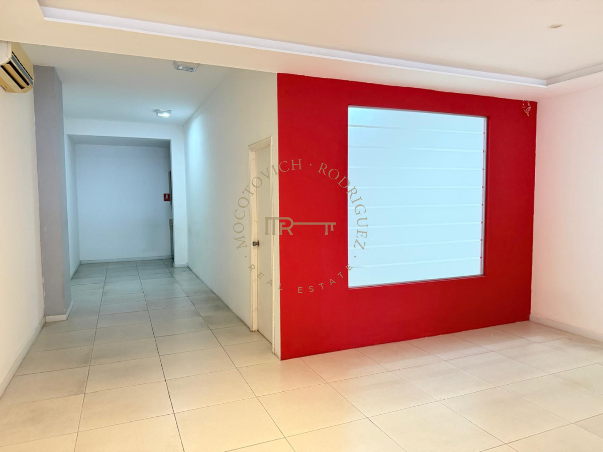 Local Comercial ID.2534 - Local en península en muy buen estado en alquiler, de 100 metros. Punta del Este 