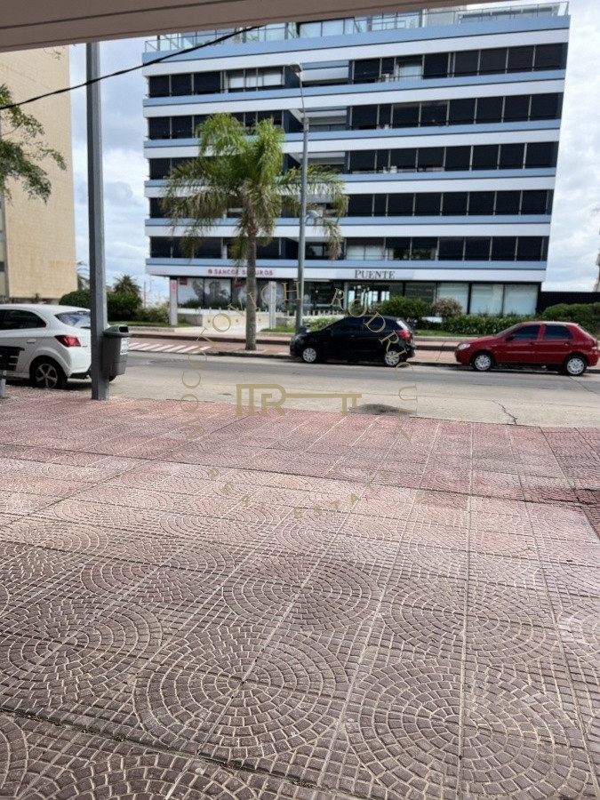 Local Comercial ID.558 - Local en venta ideal  oficinas consultorios  - Península Punta del Este
