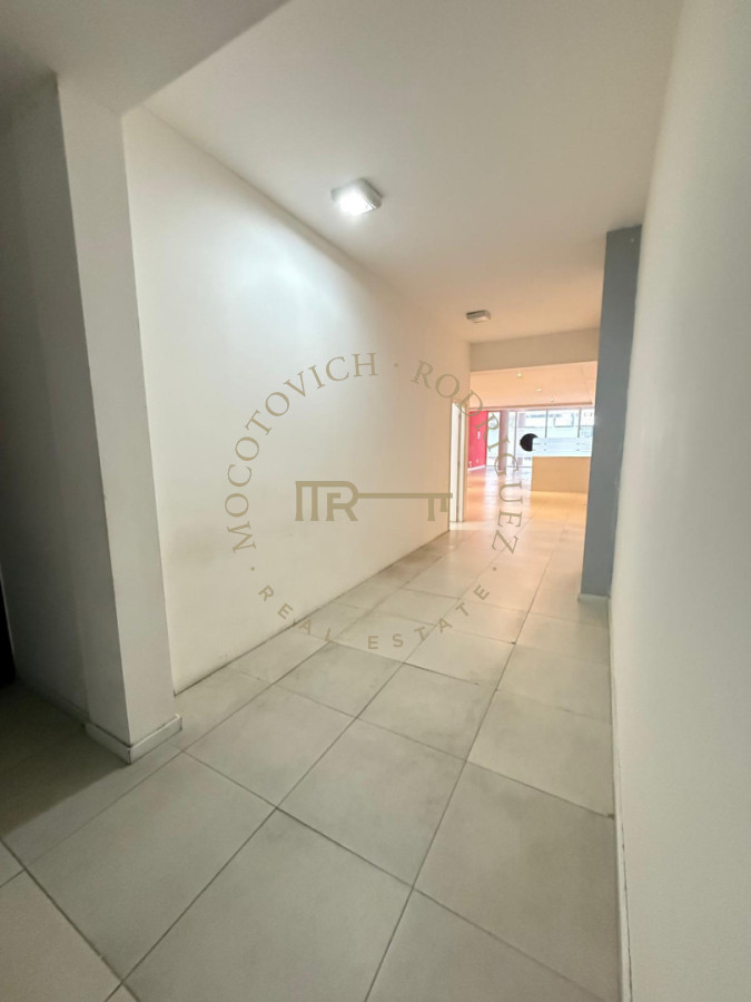 Local Comercial ID.2534 - Local en península en muy buen estado en alquiler, de 100 metros. Punta del Este 
