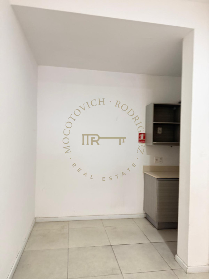 Local Comercial ID.2534 - Local en península en muy buen estado en alquiler, de 100 metros. Punta del Este 