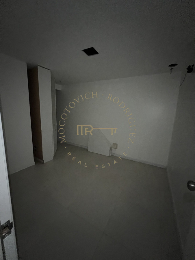 Local Comercial ID.558 - Local en venta ideal  oficinas consultorios  - Península Punta del Este