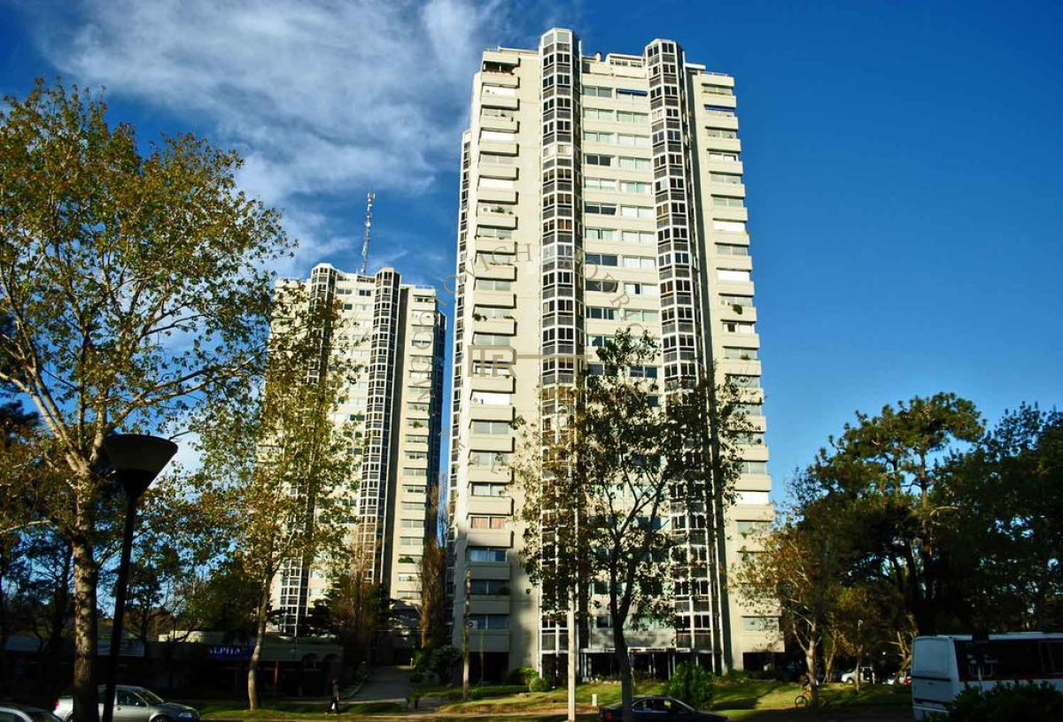 Apartamento ID.3614 - Alquiler de Apartamento de 4 dormitorios en Roosevelt
