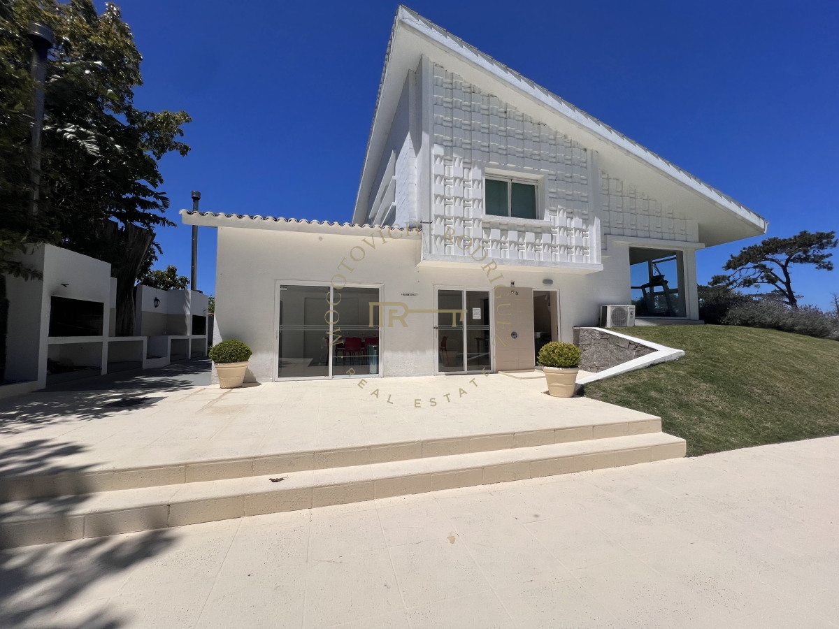 Apartamento ID.4613 - Un dormitorio y medio gran terraza con parrillero en Punta del Este. Full amenities 