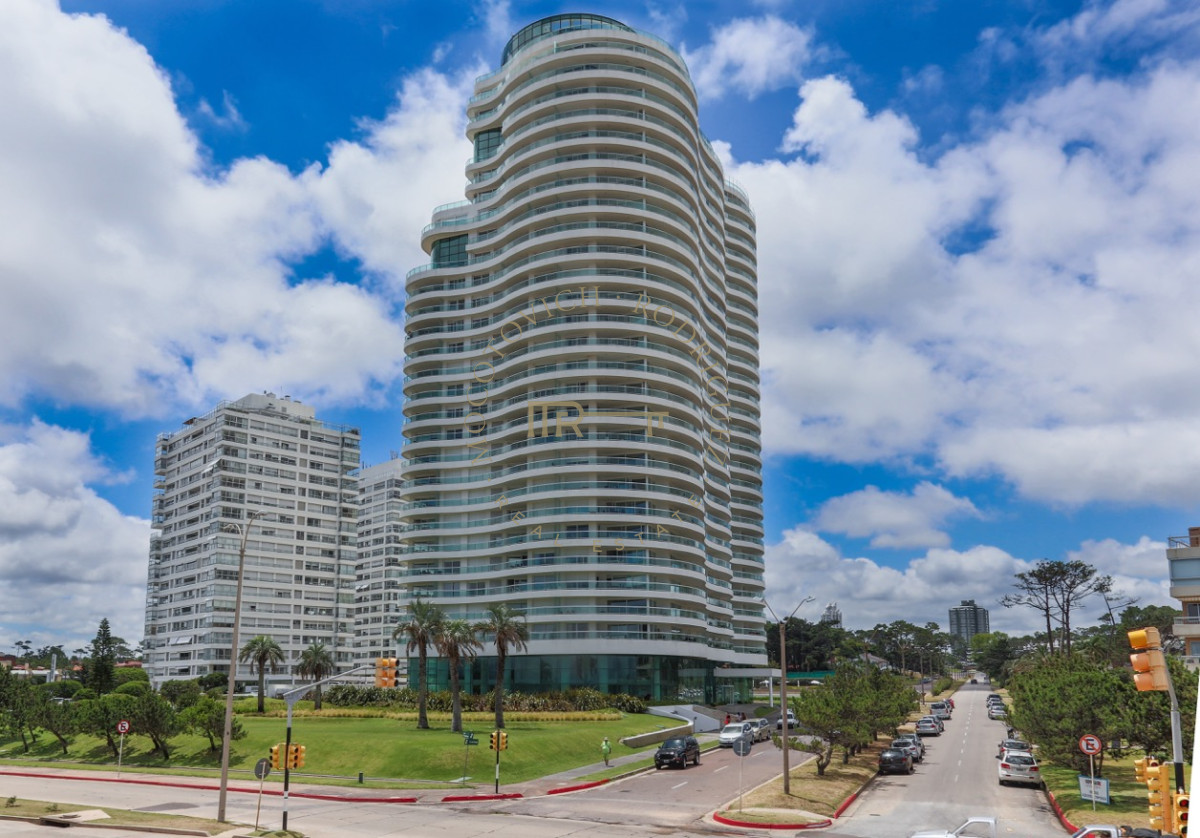 Apartamento ID.26 - Apartamento en venta Torre Aquarela 2 dormitorios  y dependencia.- 
