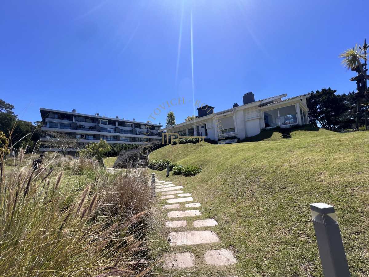 Apartamento ID.4613 - Un dormitorio y medio gran terraza con parrillero en Punta del Este. Full amenities 