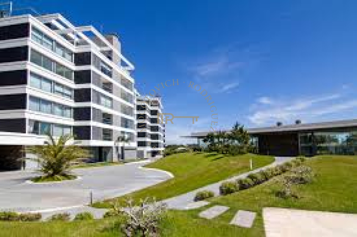 Apartamento ID.615 - Tiburón Terrazas apartamento en venta 4 dormitorios. Piscina y jardín exclusivo  Playa Brava venta y alquiler