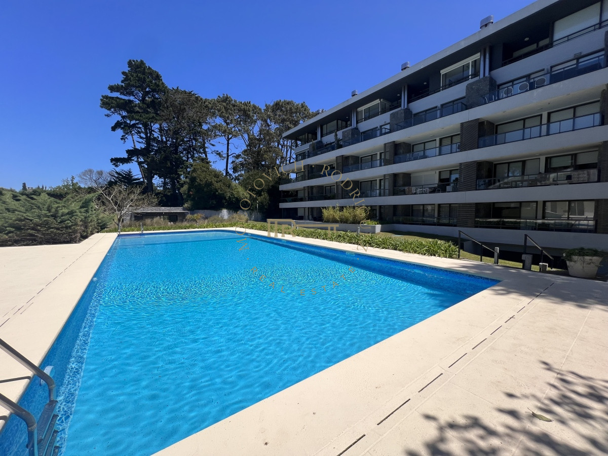 Apartamento ID.4613 - Un dormitorio y medio gran terraza con parrillero en Punta del Este. Full amenities 