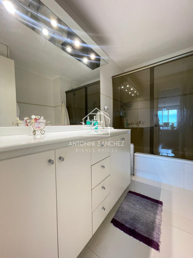 Apartamento ID.2221 - Venta Apartamento 3 Dormitorios Av Roosevelt, Punta del Este 
