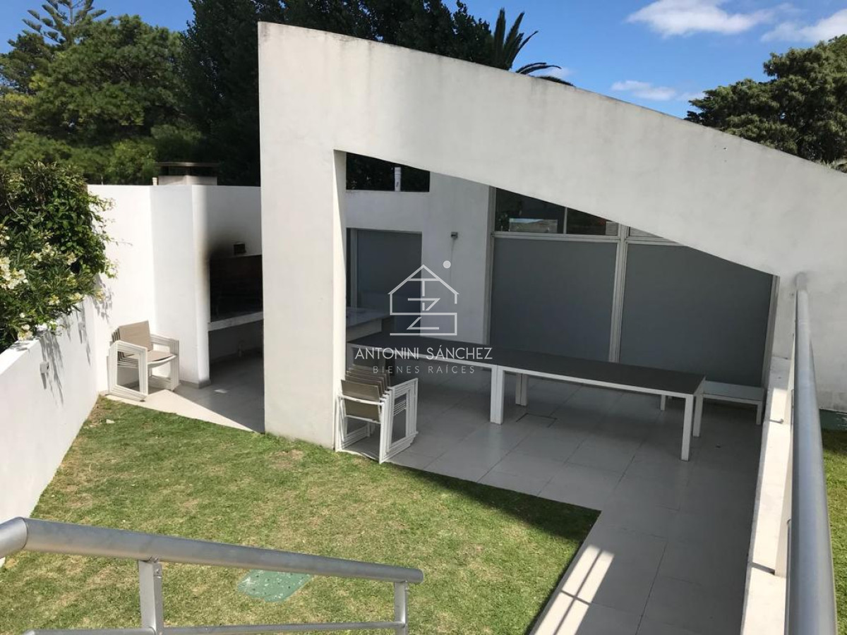 Apartamento ID.2221 - Venta Apartamento 3 Dormitorios Av Roosevelt, Punta del Este 