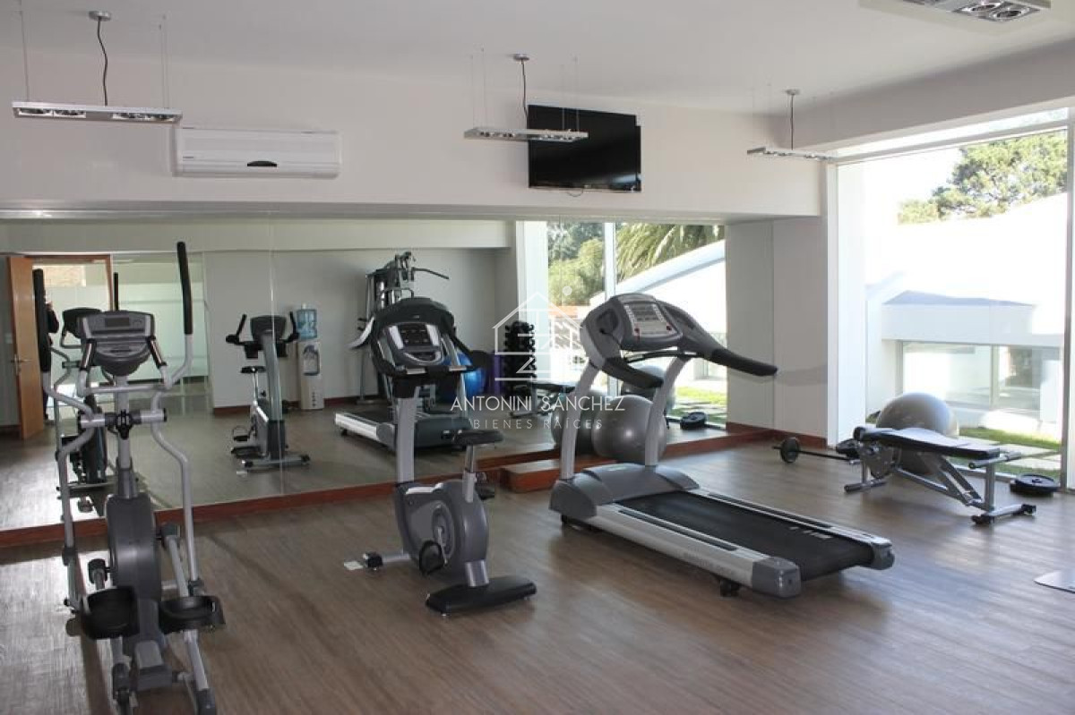 Apartamento ID.2221 - Venta Apartamento 3 Dormitorios Av Roosevelt, Punta del Este 