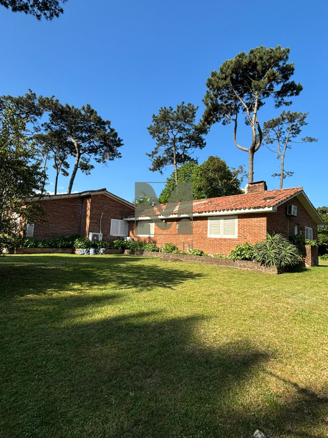 Casa ID.690 - Gran Chalet Con 5 Dormitorios Y Mas de 3000 M2 De Terreno Punta del Este, Playa Mansa