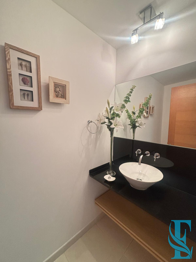 Apartamento ID.566 - Alquiler Apto Seasons Tower 2 Dormitorios A 50 Mts del Mar Playa Mansa, Punta del Este 