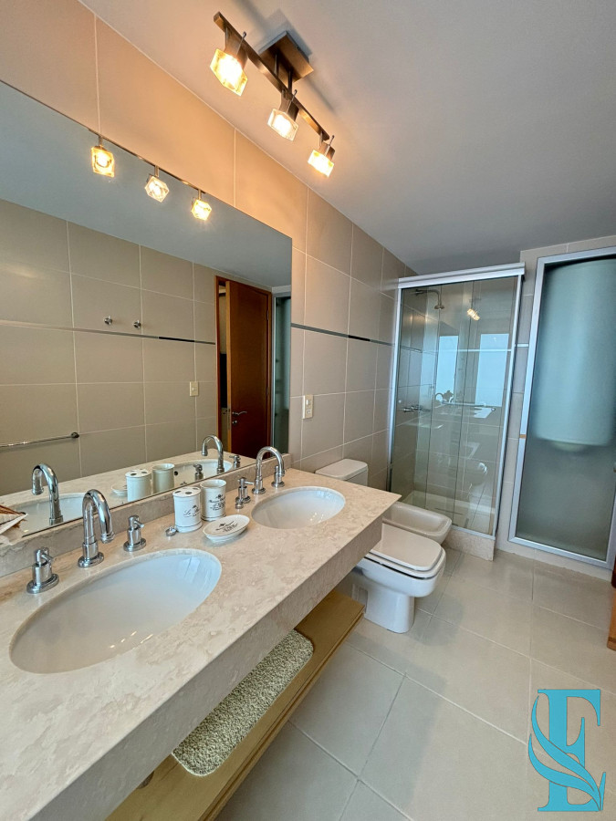 Apartamento ID.566 - Alquiler Apto Seasons Tower 2 Dormitorios A 50 Mts del Mar Playa Mansa, Punta del Este 
