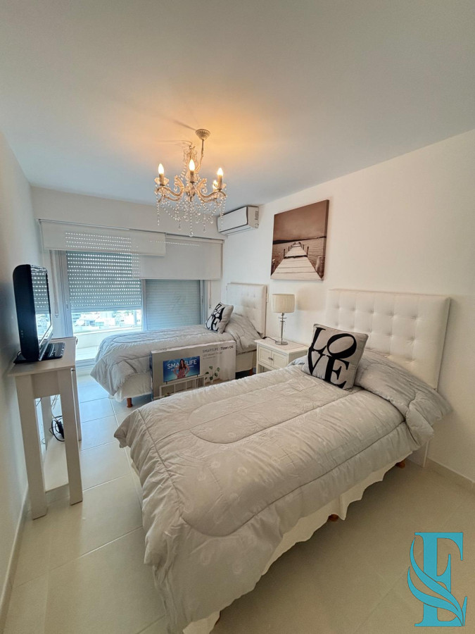 Apartamento ID.566 - Alquiler Apto Seasons Tower 2 Dormitorios A 50 Mts del Mar Playa Mansa, Punta del Este 