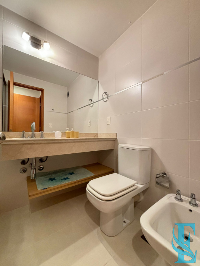 Apartamento ID.566 - Alquiler Apto Seasons Tower 2 Dormitorios A 50 Mts del Mar Playa Mansa, Punta del Este 