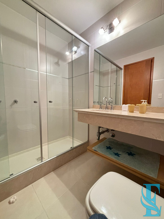 Apartamento ID.566 - Alquiler Apto Seasons Tower 2 Dormitorios A 50 Mts del Mar Playa Mansa, Punta del Este 