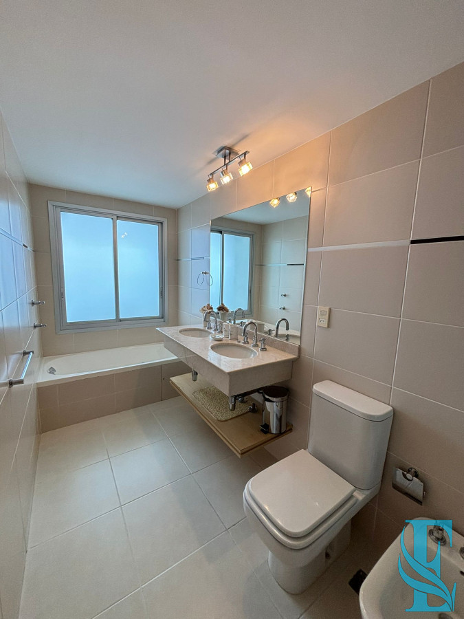 Apartamento ID.566 - Alquiler Apto Seasons Tower 2 Dormitorios A 50 Mts del Mar Playa Mansa, Punta del Este 