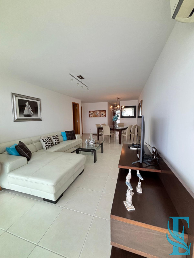 Apartamento ID.566 - Alquiler Apto Seasons Tower 2 Dormitorios A 50 Mts del Mar Playa Mansa, Punta del Este 