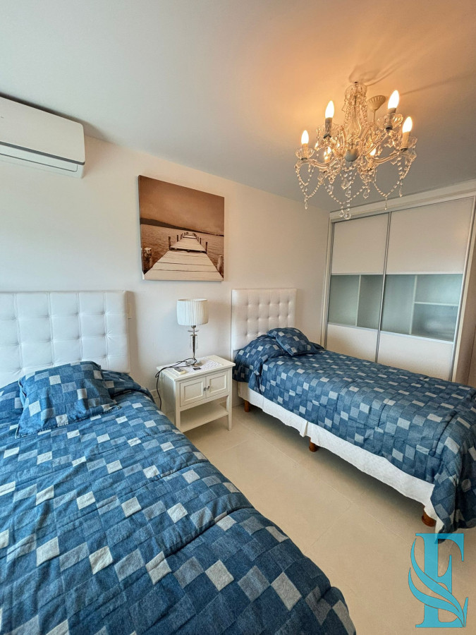 Apartamento ID.566 - Alquiler Apto Seasons Tower 2 Dormitorios A 50 Mts del Mar Playa Mansa, Punta del Este 