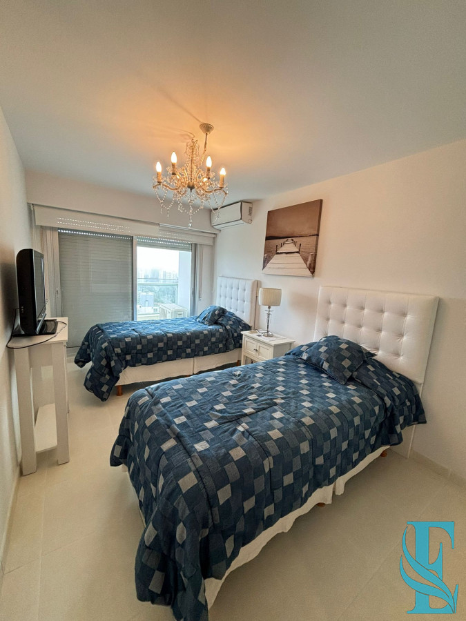 Apartamento ID.566 - Alquiler Apto Seasons Tower 2 Dormitorios A 50 Mts del Mar Playa Mansa, Punta del Este 
