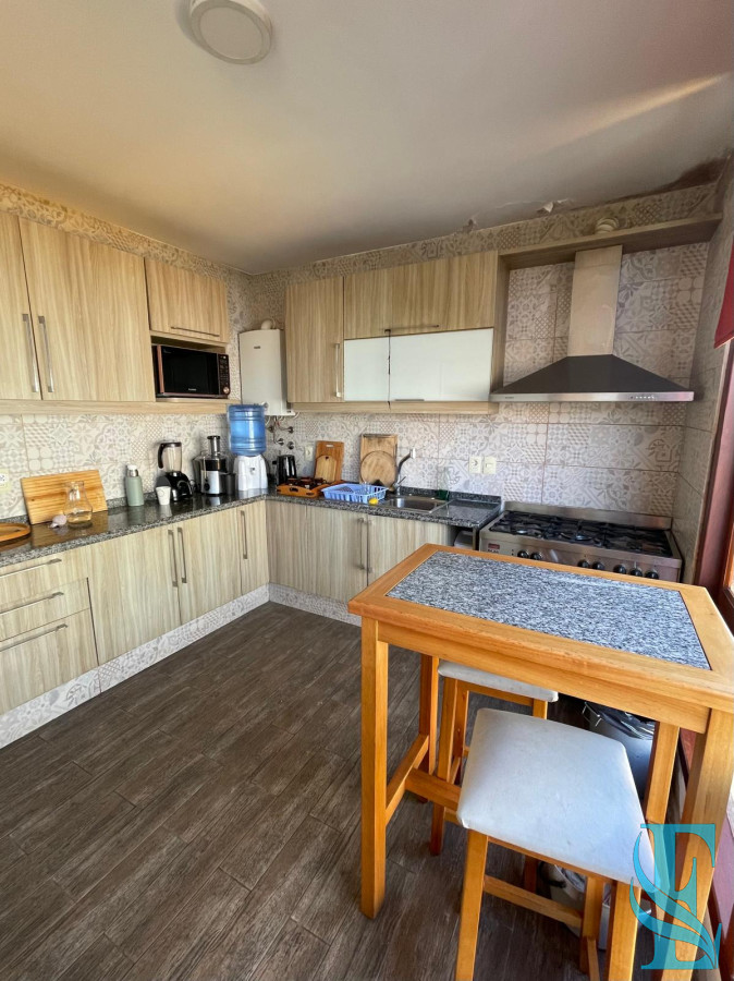 Casa ID.495 - Venta De Dos Apartamentos + Dep En Gran Terreno Con Deposito De 200 M2 A 400mts Del Mar 