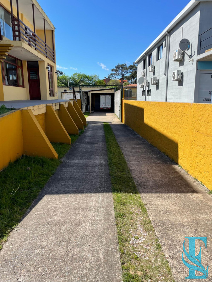 Casa ID.495 - Venta De Dos Apartamentos + Dep En Gran Terreno Con Deposito De 200 M2 A 400mts Del Mar 