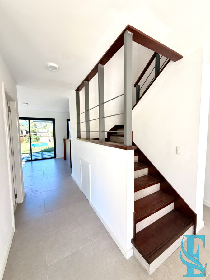 Casa ID.914 - Venta Casa Duplex 3 Dormitorios Con Piscina Pinares, Punta del Este 