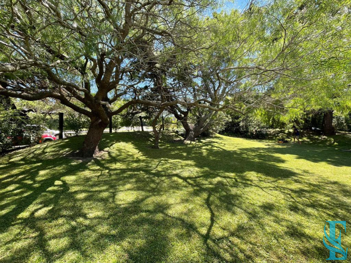 Casa ID.8 - Alquiler Anual Gran Chalet De 5 Dormitorios En Playa Mansa, Punta del Este 