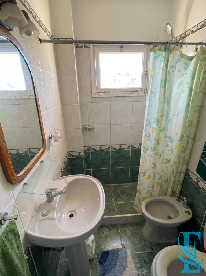 Casa ID.495 - Venta De Dos Apartamentos + Dep En Gran Terreno Con Deposito De 200 M2 A 400mts Del Mar 