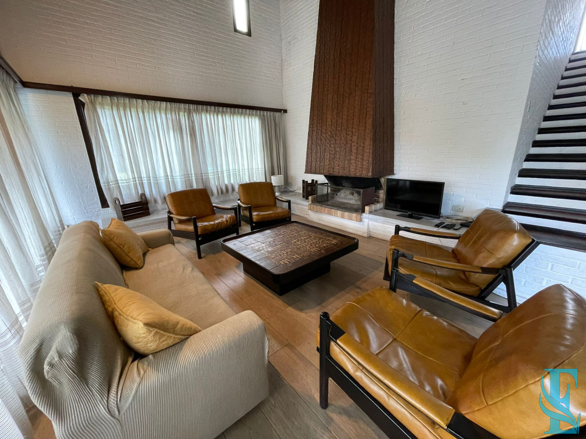 Casa ID.8 - Alquiler Anual Gran Chalet De 5 Dormitorios En Playa Mansa, Punta del Este 