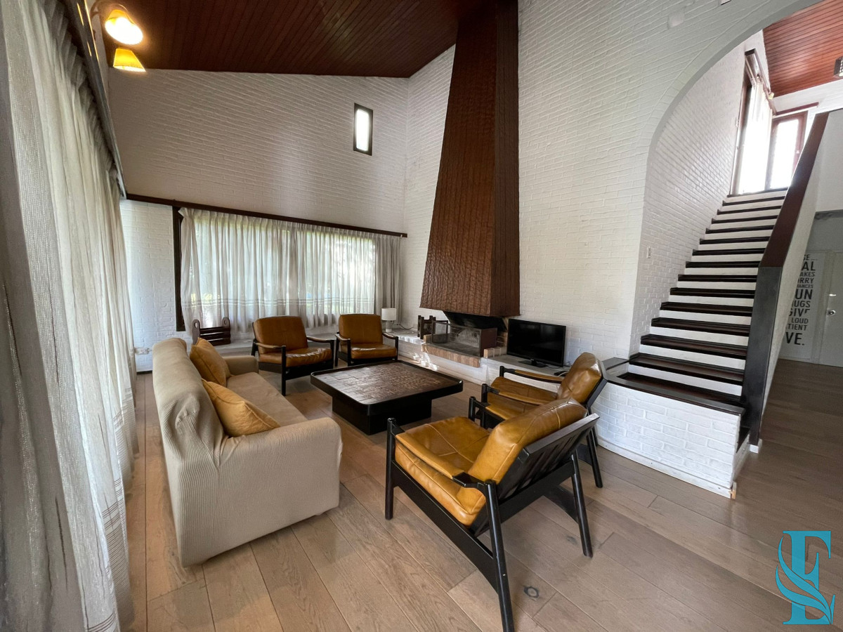 Casa ID.8 - Alquiler Anual Gran Chalet De 5 Dormitorios En Playa Mansa, Punta del Este 