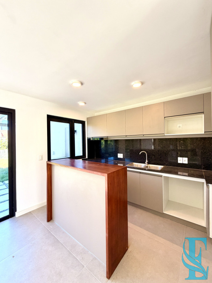 Casa ID.914 - Venta Casa Duplex 3 Dormitorios Con Piscina Pinares, Punta del Este 
