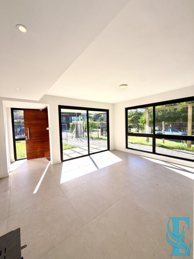 Casa ID.914 - Venta Casa Duplex 3 Dormitorios Con Piscina Pinares, Punta del Este 