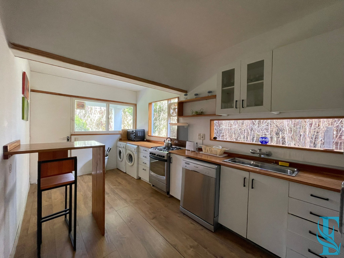 Casa ID.8 - Alquiler Anual Gran Chalet De 5 Dormitorios En Playa Mansa, Punta del Este 