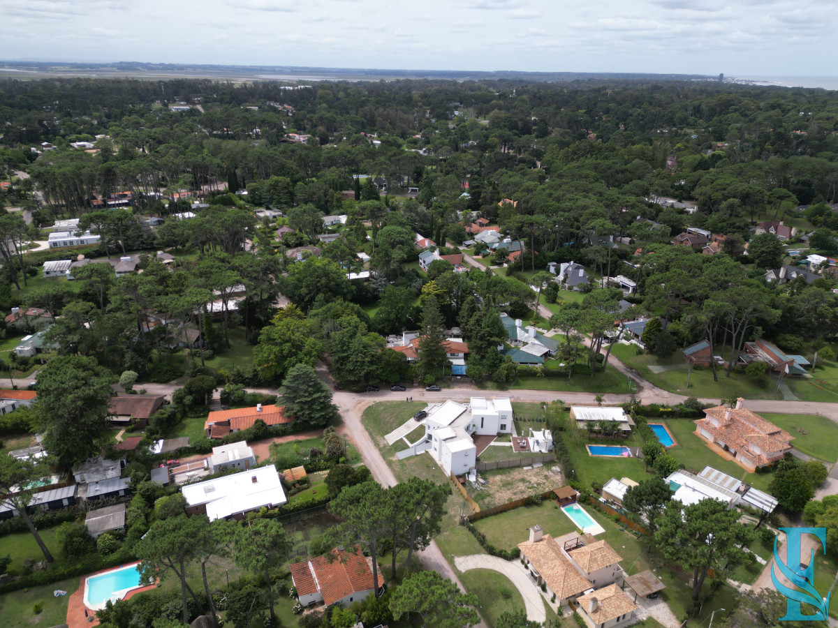Casa ID.603 - Gran Chalet En Venta 6 Dormitorios 1400 M2 Terreno Deauville, Punta del Este 