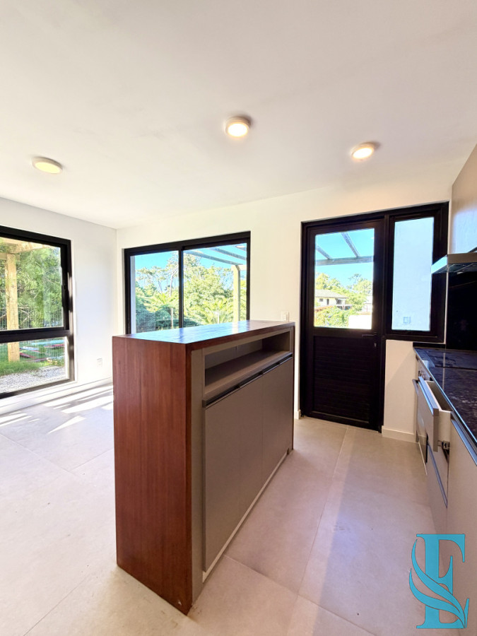 Casa ID.914 - Venta Casa Duplex 3 Dormitorios Con Piscina Pinares, Punta del Este 