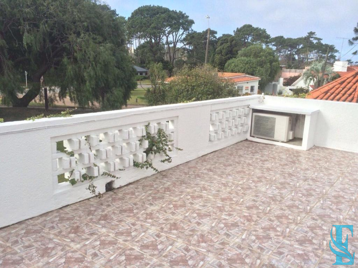 Casa ID.8 - Alquiler Anual Gran Chalet De 5 Dormitorios En Playa Mansa, Punta del Este 
