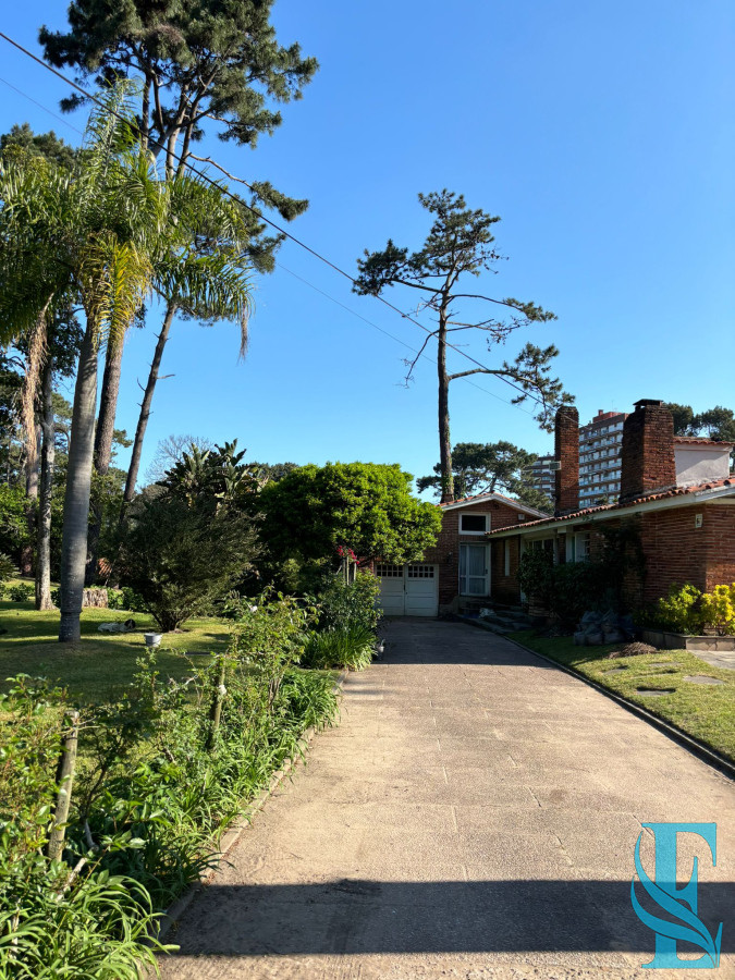 Casa ID.522 - Gran Chalet Con 5 Dormitorios Y Mas de 3000 M2 De Terreno Punta del Este, Playa Mansa
