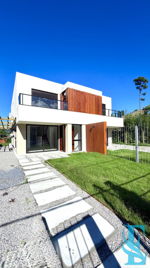 Casa ID.914 - Venta Casa Duplex 3 Dormitorios Con Piscina Pinares, Punta del Este 