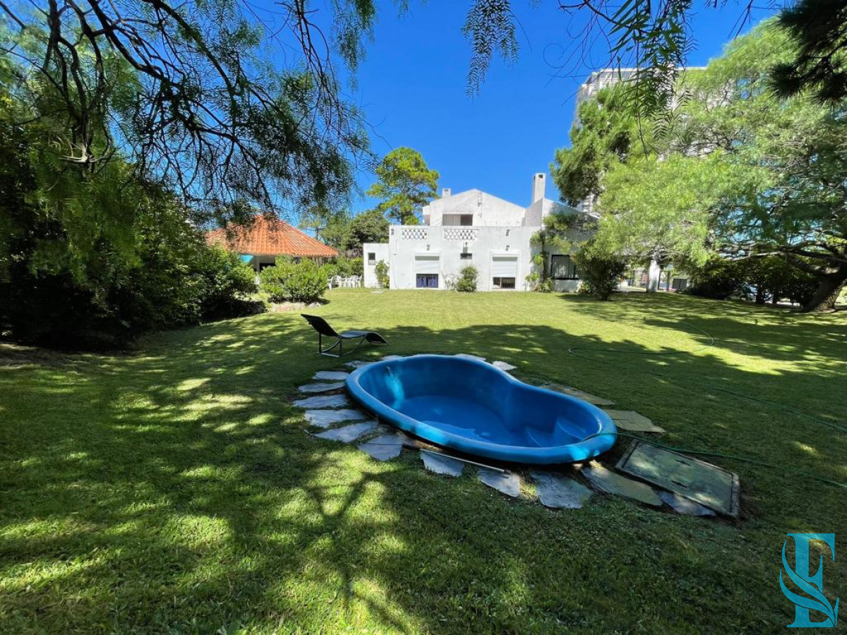 Casa ID.8 - Alquiler Anual Gran Chalet De 5 Dormitorios En Playa Mansa, Punta del Este 