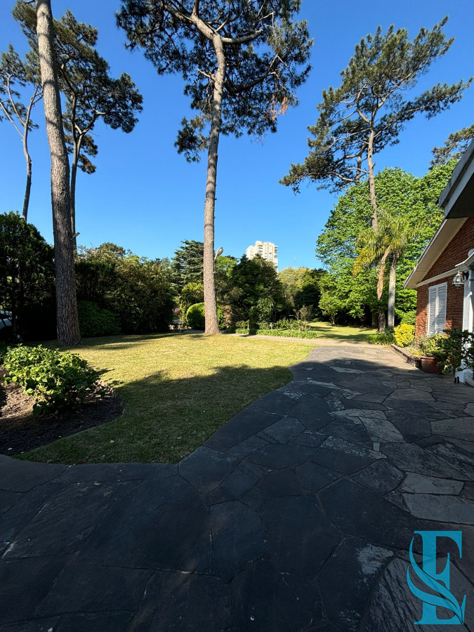 Casa ID.522 - Gran Chalet Con 5 Dormitorios Y Mas de 3000 M2 De Terreno Punta del Este, Playa Mansa