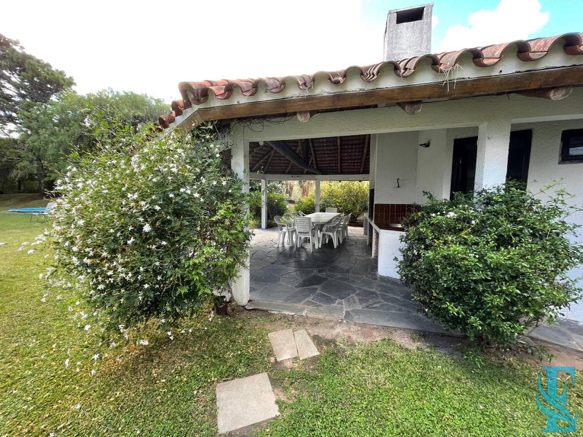 Casa ID.8 - Alquiler Anual Gran Chalet De 5 Dormitorios En Playa Mansa, Punta del Este 
