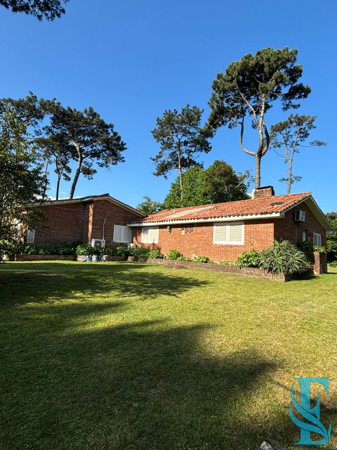 Casa ID.522 - Gran Chalet Con 5 Dormitorios Y Mas de 3000 M2 De Terreno Punta del Este, Playa Mansa